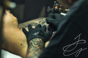 Un tatoueur entrain de tatouer
